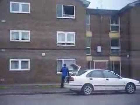 Najčudnija dostava pizze ikad: Dostavljač baca pizzu na 2. kat!