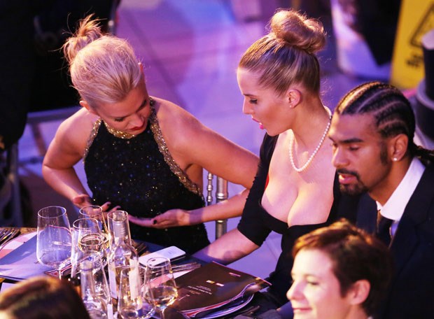 "Šta radiš kad imaš sise, jel boli, što ih drži, daj mi objasni, kako??"