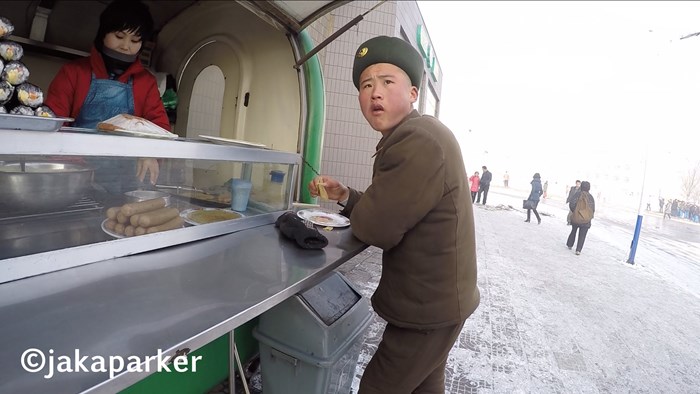 Sa skrivenom kamerom je prošetao ulicama Pjongjanga i ostatku svijeta pokazao sjevernokorejsku uličnu hranu