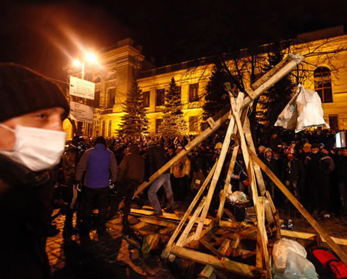 Ukrajinski prosvjednici izgradili katapult!