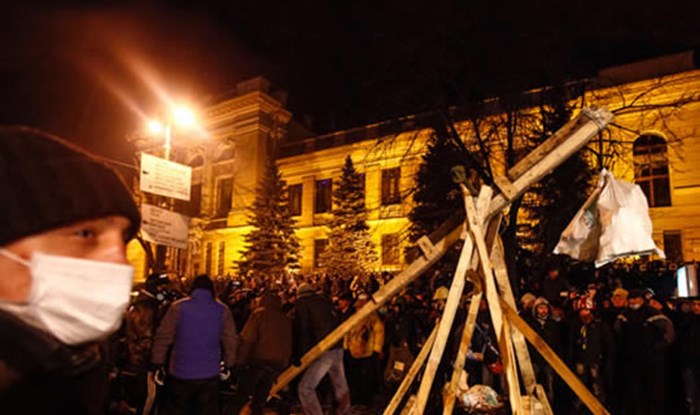 Ukrajinski prosvjednici izgradili katapult!