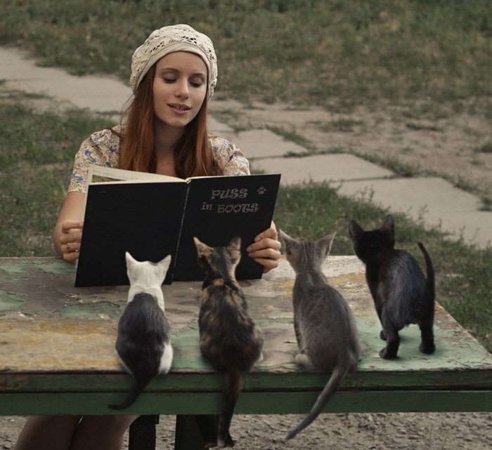 Mice slušaju "Mačka u čizmama" prije spavanja