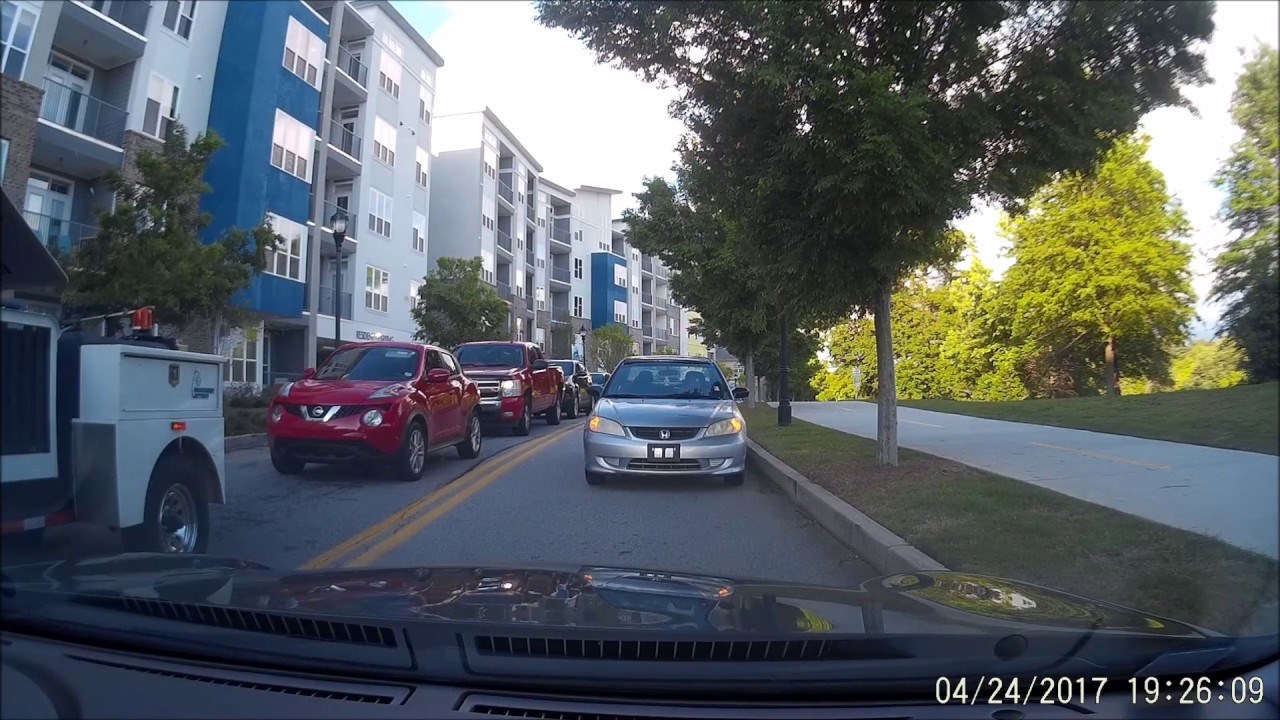 Žena pokušala zaobići gužvu vožnjom na krivoj strani ceste, bila je to VELIKA pogreška!