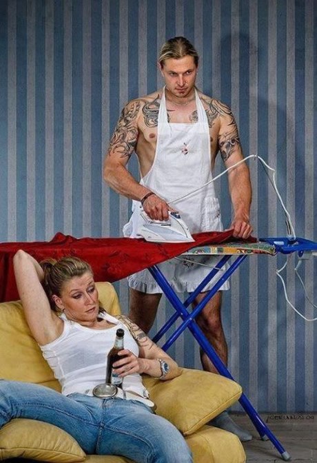 U nekoj drugoj dimenziji: On pegla, žena loče i odmara