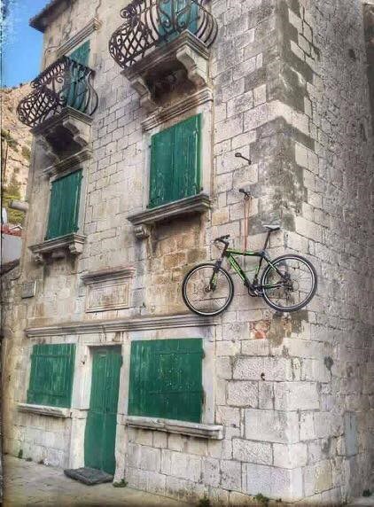 Nema šanse da mu ukradu bicikl: Pogledajte gdje jedan Omišanin čuva svog ljubimca na dva kotača