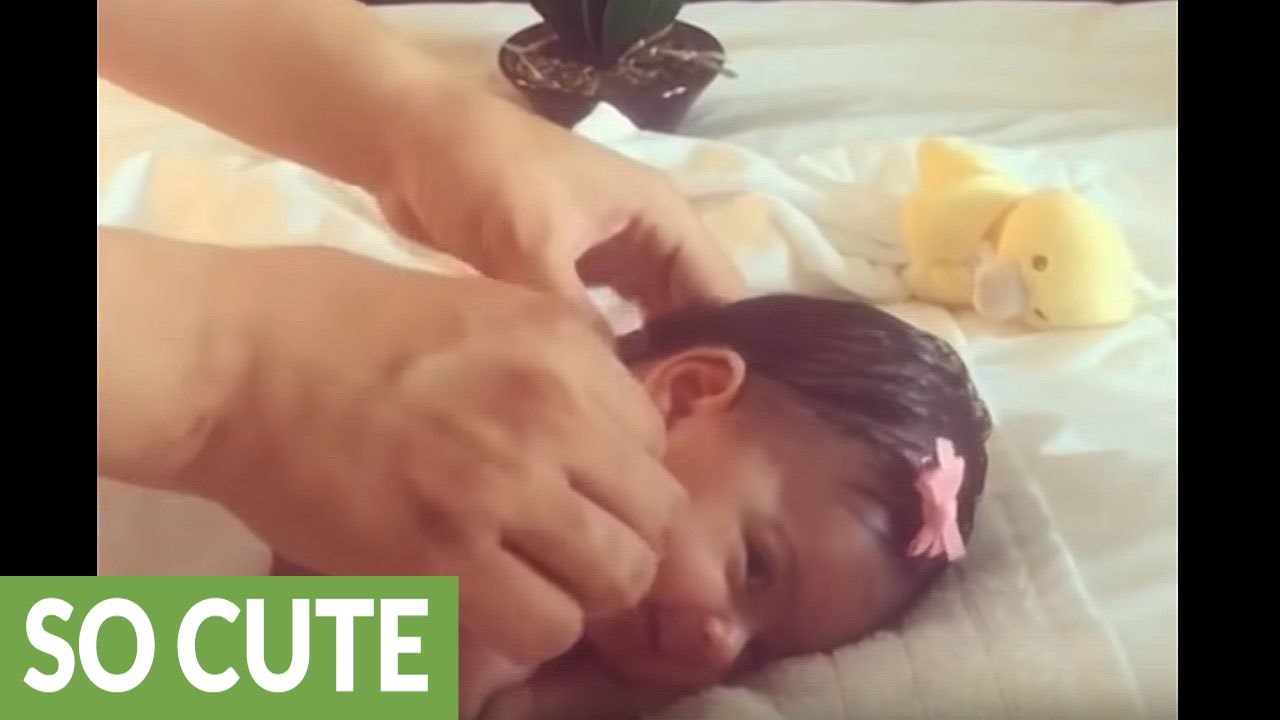 VIDEO: Preslatka bebica leži i uživa u masaži