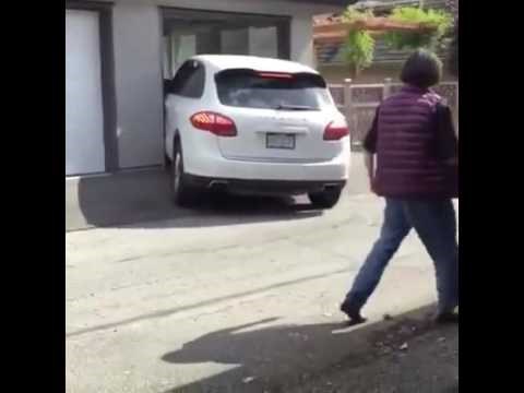 Kada ženi daš da ti parkira auto u garažu