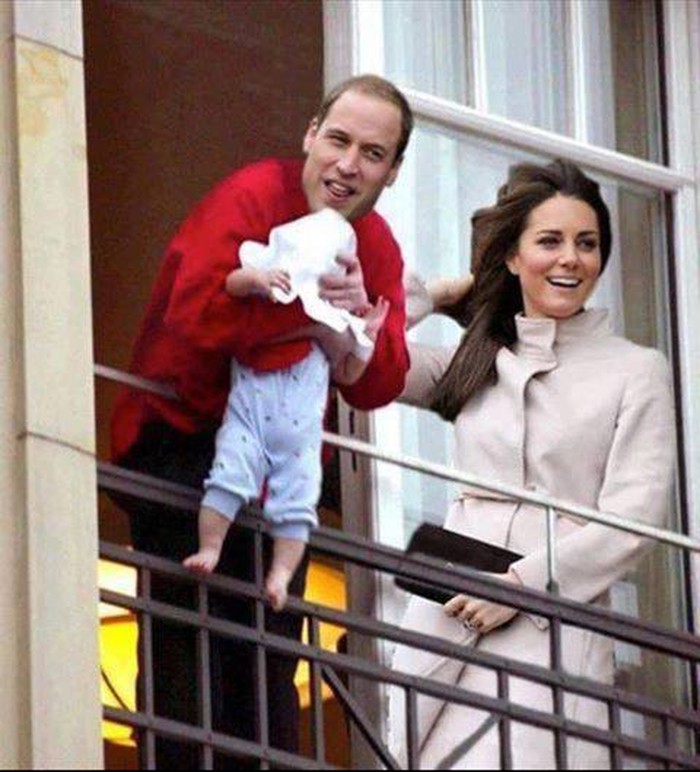 Princ William opasno nagnuo bebu preko balkonske ograde?