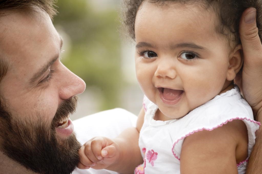 Sretni smiješak kad dobiješ nove tatu i mamu