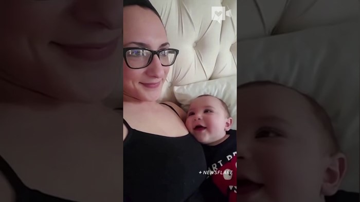 Najslađi video dana: Beba nije htjela ni na sekundu skinuti pogled sa svoje mame