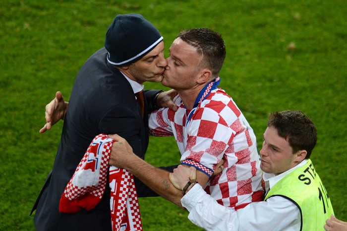 Razdragani navijač "zažvalio" Bilića: Cmokić za pobjedu