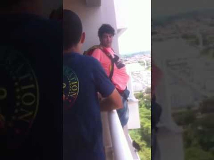Čovjek je kupio padobran preko interneta i odlučio skočiti s balkona