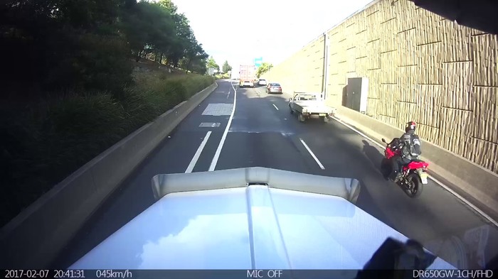 VIDEO Neoprezni motorist zaboravio kočiti pa završio u... PRIKOLICI!