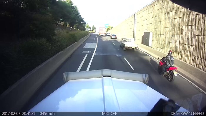 VIDEO Neoprezni motorist zaboravio kočiti pa završio u... PRIKOLICI!