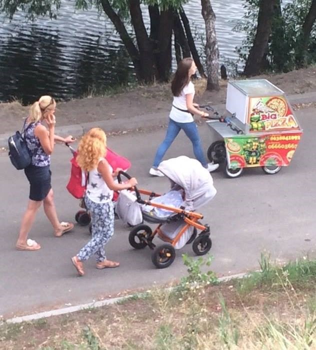 Netko gura kolica i bebu, a netko...