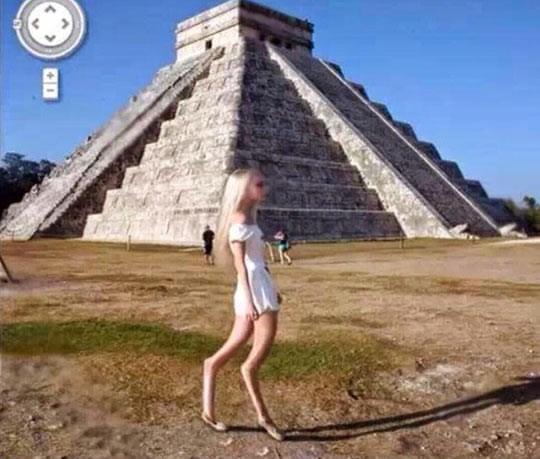 Izvanzemaljka pred južnoameričkom piramidom?