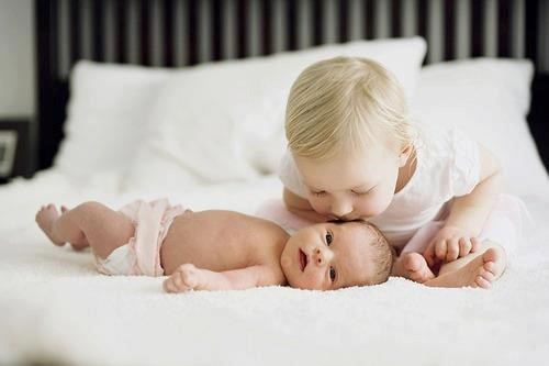 Novi braco stigao kući, sekica ga već pazi i mazi