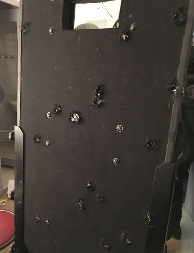 Izrešetani štit koji je francuska policija koristila za uletavanje u dvoranu Bataclan