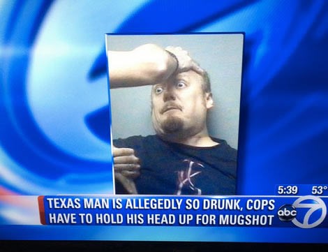 Toliko mrtav pijan da su mu morali držati glavu za fotkanje