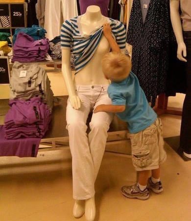 Dečki rano kreću sa škicanjem pod haljinice