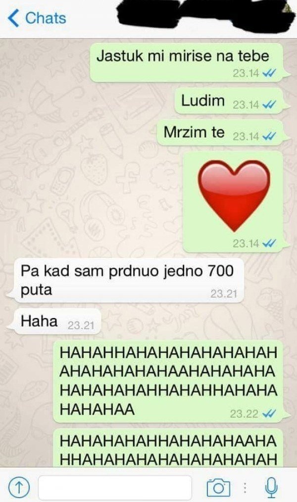 Djevojka mu je pisala koliko ga voli, a on je svu romantiku ubio samo jednom porukom!