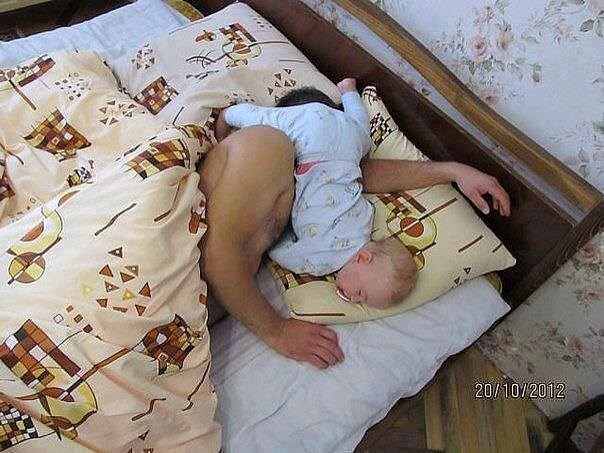 Tata i sin u klasičnoj pozi "podnevno drijemanje"