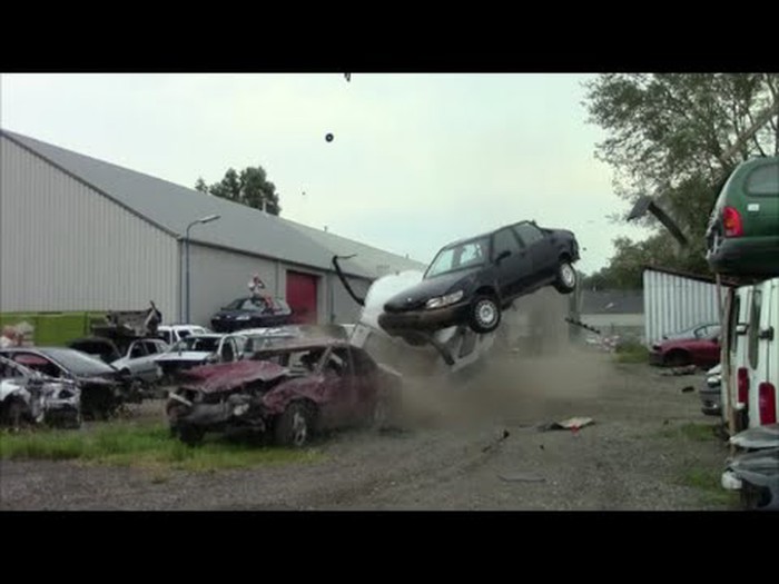 VIDEO: Evo zašto kažu da je ovaj auto čisti tenk