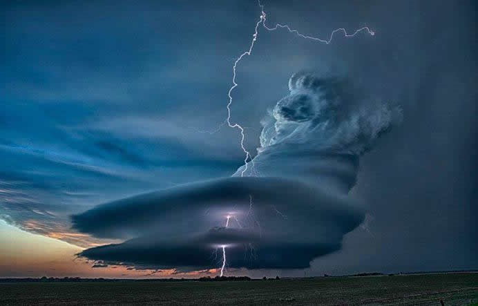 "Bitka" neba i zemlje: Olujni oblak baca munje