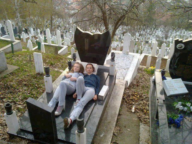 Slikanje po grobovima: Nova moda djece bez mozga