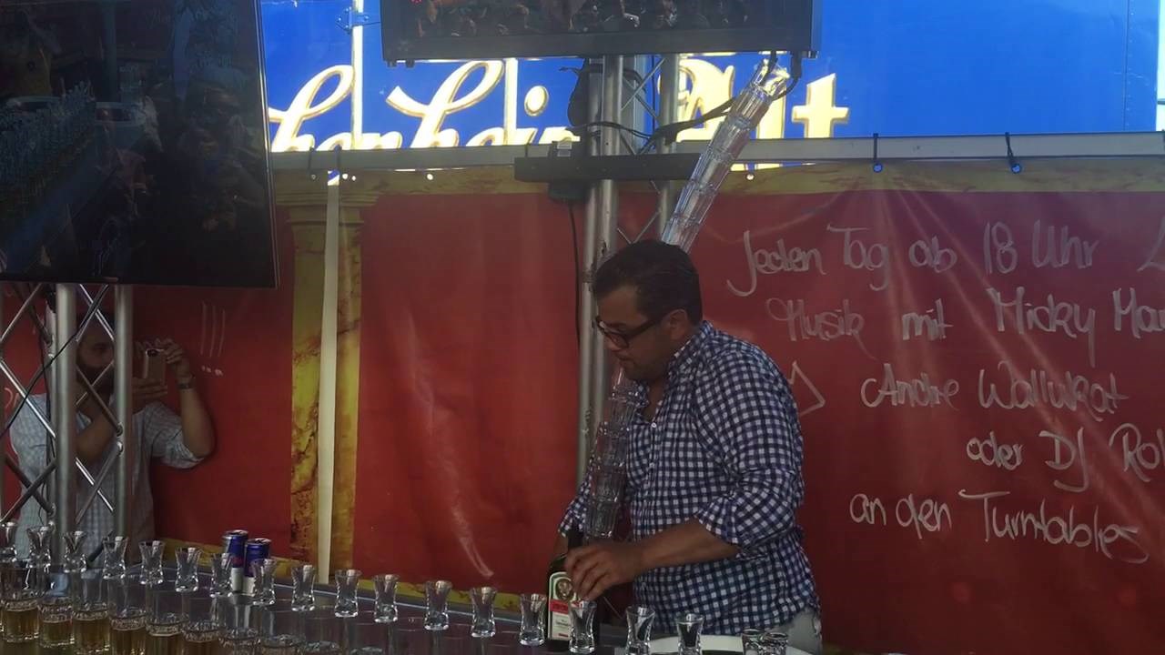 VIDEO Svi kafići bi htjeli imati ovakvog barmene, nećete vjerovati što je izveo sa 17 čaša!