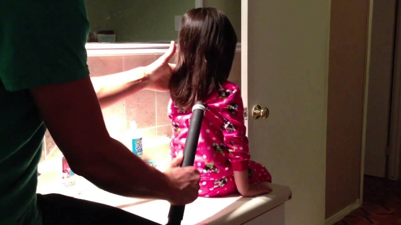 Tata je uzeo usisivač, klinki usisao kosu i dobio milijune pregleda na internetu, evo što je zapravo učinio!