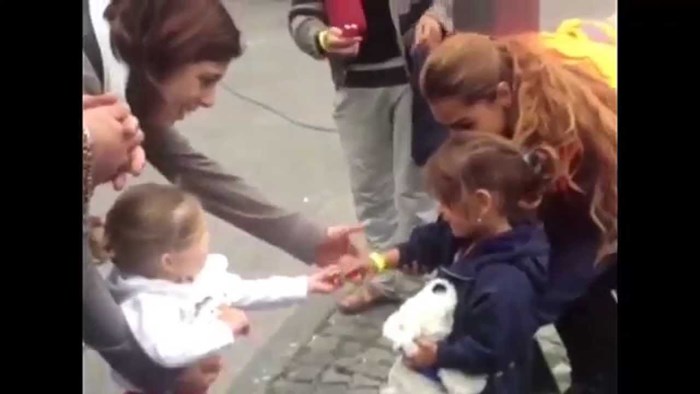 VIDEO: Dirljiv susret djevojčice iz Njemačke i sirijske curice kojoj je poklonila bombončić