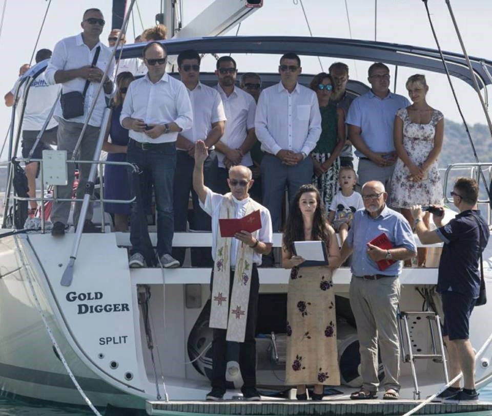 Ovi su ljudi izabrali sjajno ime za svoj brod, nadamo se da je svećenik odobrio