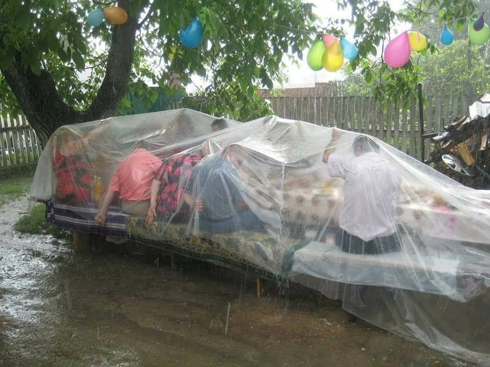 Ovi su ljudi pronašli sjajan način za zaštitu od kiše