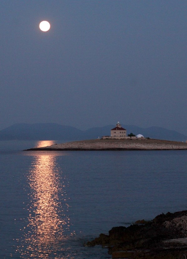 Prekrasni Hvar: Svjetionik i otočić Pokonji dol na mjesečini