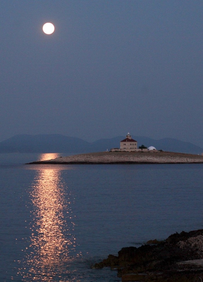 Prekrasni Hvar: Svjetionik i otočić Pokonji dol na mjesečini
