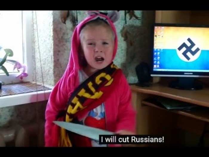 VIDEO: Trogodišnjakinja s nožem u rukama urla "Allahu akbar" i salutira Hitleru!