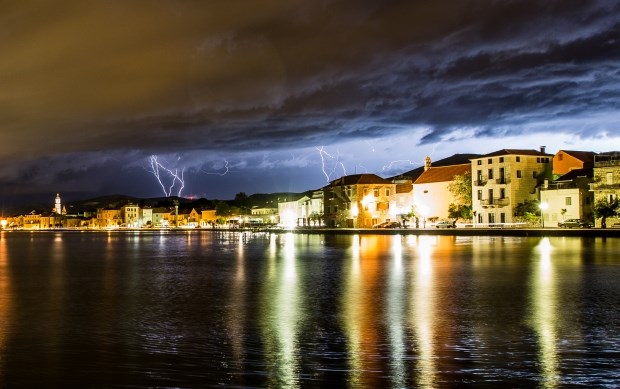 Prekrasno munjevito nebo nad Kaštelima