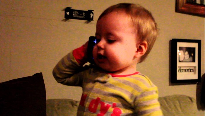 Smijeh do suza: Beba telefonira s tatom i proizvodi presmiješne zvukove
