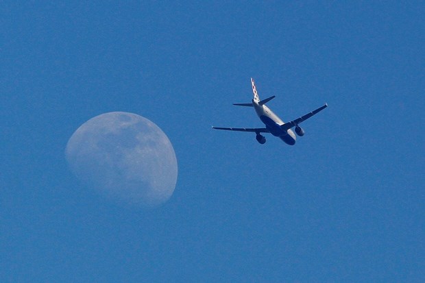 Let "pokraj" Mjeseca