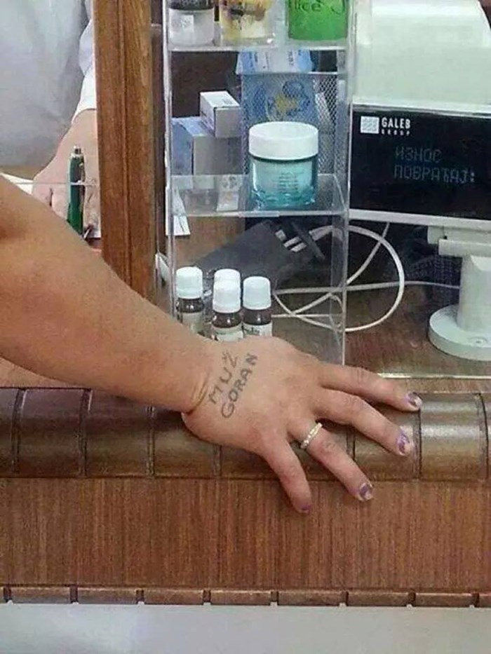 Ona se tetovirala da slučajno ne bi zaboravila tko joj je muž