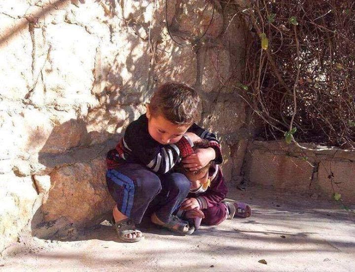 Slika koja je potresla svijet: Sirijski dječak štiti malu sestru od zračnih napada