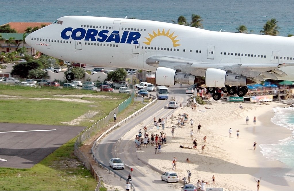 Avion im sletio "na glavu"