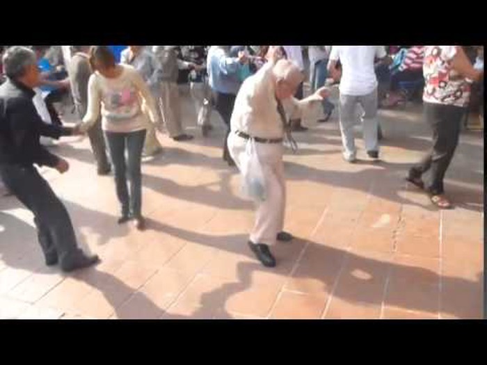 Djedica bacio štapove za hodanje i svojim plesom oduševio sve oko sebe!