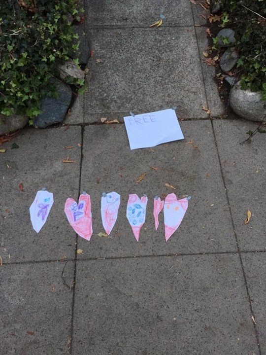 Mala djevojčica velikog srca ljudima ostavlja besplatne poruke ljubavi i sreće