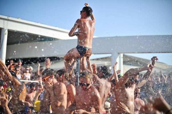 Na Zrću ponestalo cura, dečki se sami zabavljali na štangi