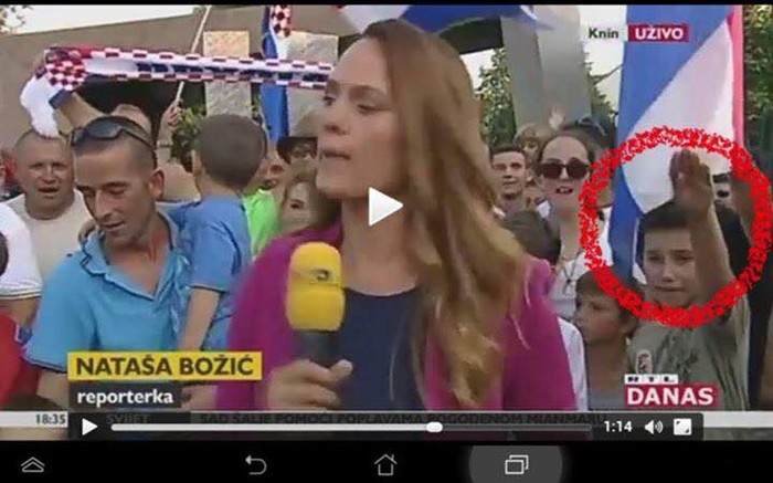 Hrvatska mladost, naša budućnost, pozdravlja Hitlera u Kninu..