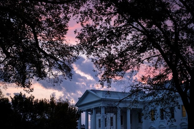 Romantična ružičasta zora nad Bijelom kućom