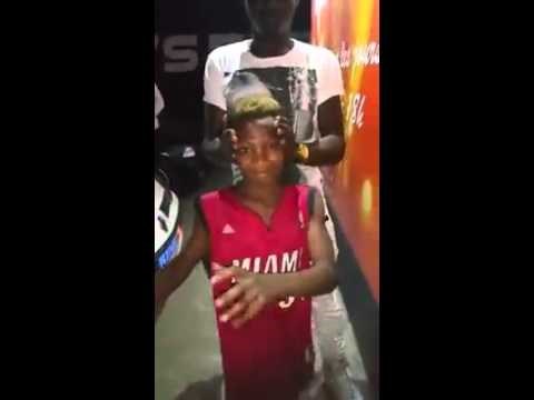 Klinac okreće glavu na leđa, ne gledajte ako ste plašljiva duša!