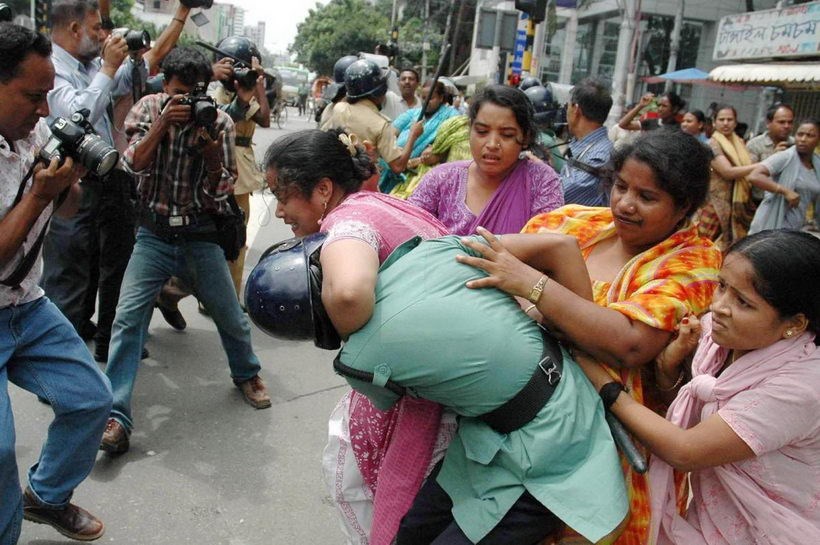 U Bangladešu se ne zezaš sa ženama, čak ni ako si policajac